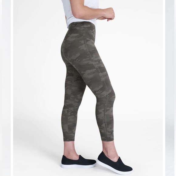 🍄 SPANX Camo Print Look At Me Now Cropped Leggings - Picture 3 of 10